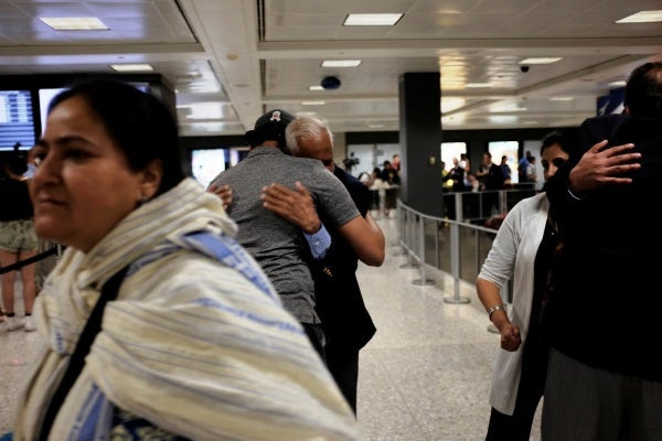 ΗΠΑ: Σε ισχύ το διάταγμα Τραμπ – Δωρεάν νομική βοήθεια για μετανάστες στα αεροδρόμια (εικόνες)